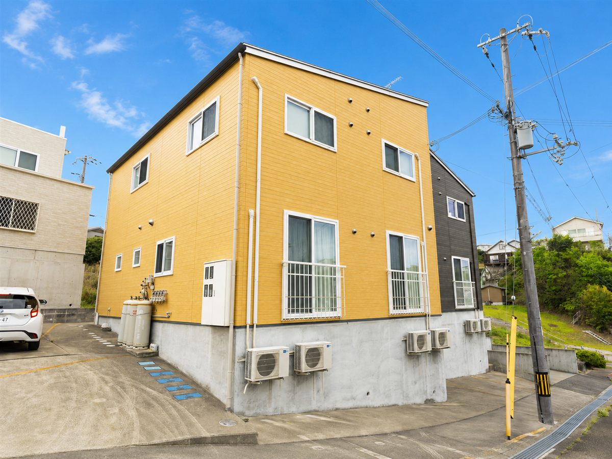 敷地内駐車場と外観 / On-site parking and villa exterior
