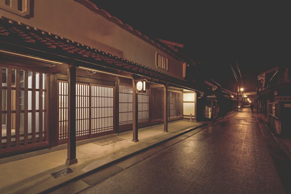 さつき外観・五條方面より・夜