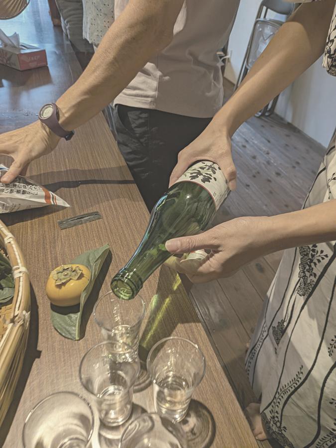 日本酒を注ぐ